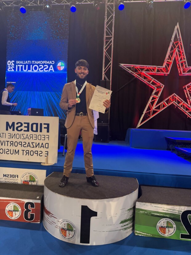 Acate. Il giovane Mattia Brafa è il nuovo “Campione Assoluto 2025, Fidesm di Show Latin over 17As”.