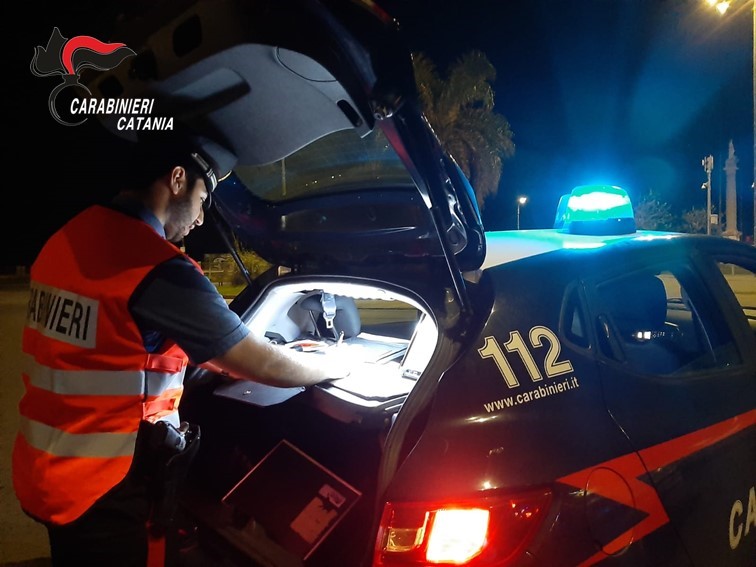Entra di notte in una gastronomia e ruba ben 63 euro: beccato dai carabinieri VIDEO