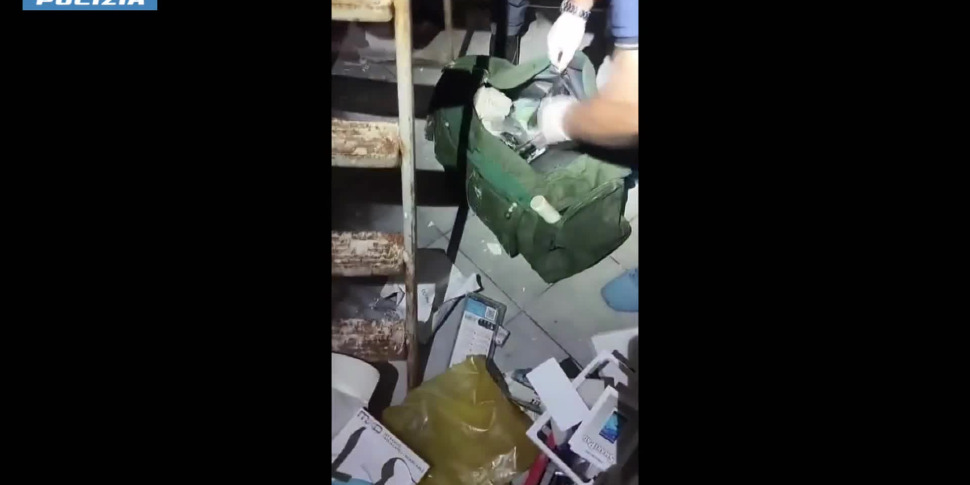 Arrestato un latitante a Lentini, era nascosto in un covo hi-tech con kalashnikov e pistole