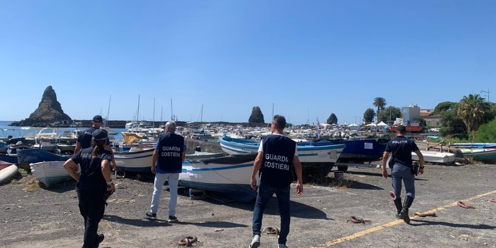 Barche ancorate senza autorizzazione, 23 sequestri ad Aci Trezza VIDEO
