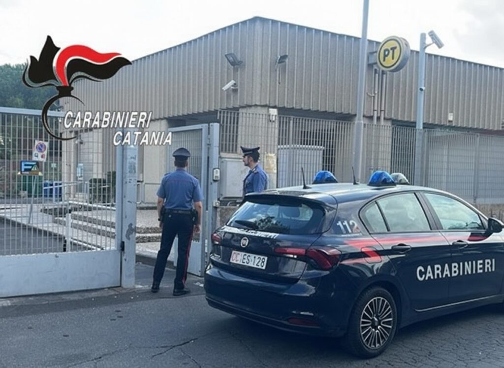 Rapina ufficio postale e usa il direttore come ostaggio: in manette 35enne VIDEO