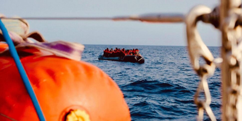 La Nadir attracca a Lampedusa, a bordo 56 migranti salvati nel Canale di Sicilia