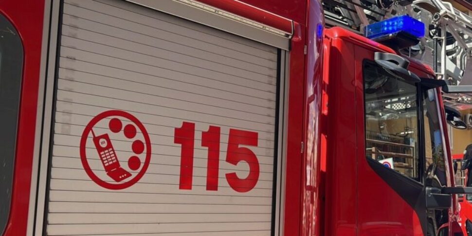 Fiamme alte vicino alla spiaggia di Sciaccamare, sgomberato un hotel