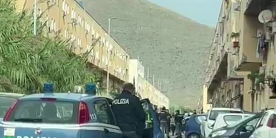 Maxi blitz allo Zen: polizia, carabinieri e finanza setacciano il quartiere a caccia di armi e droga