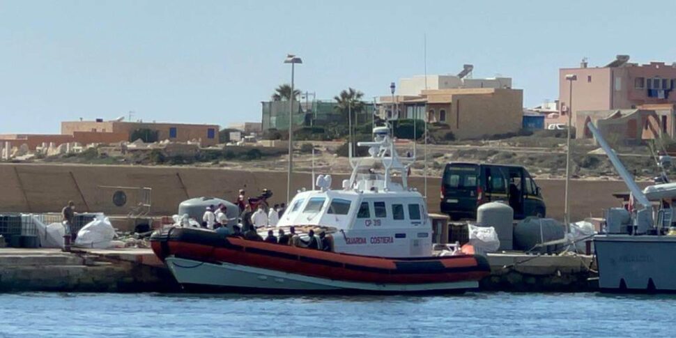 Pozzallo, 140 migranti soccorsi in mare: tre feriti da colpi di arma da fuoco, uno è in coma