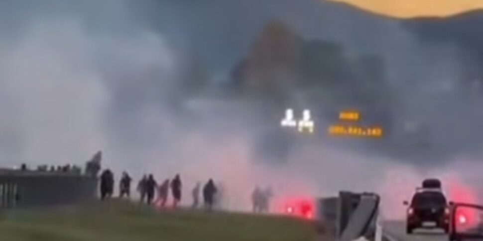 Scontri sulla A2 tra i tifosi del Catania e della Casertana con lanci di pietre e fumogeni