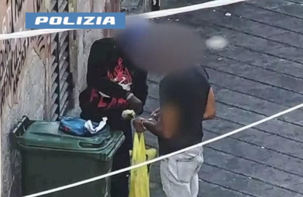 La piazza di spaccio a San Berillo vecchio: qui ‘comandano gli stranieri’