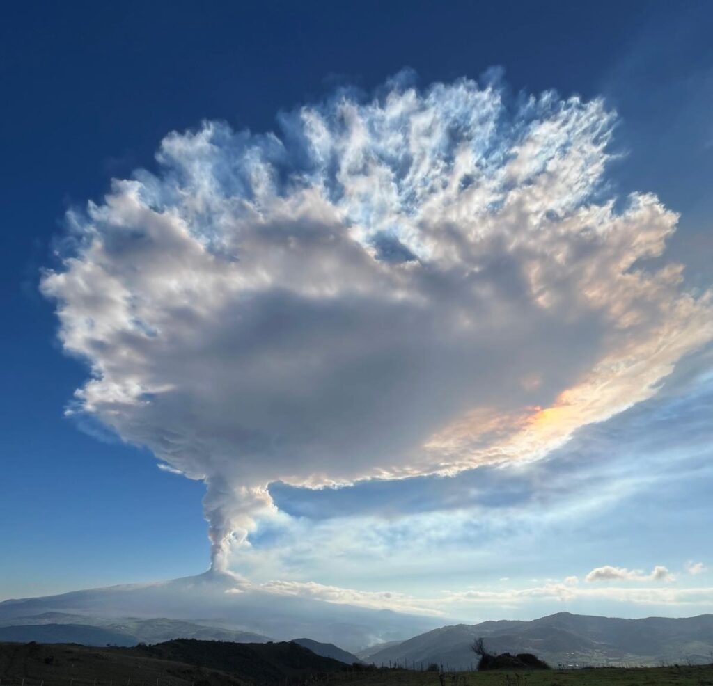Etna, il “fungo” di cenere: l’attività dal cratere di Nord-est