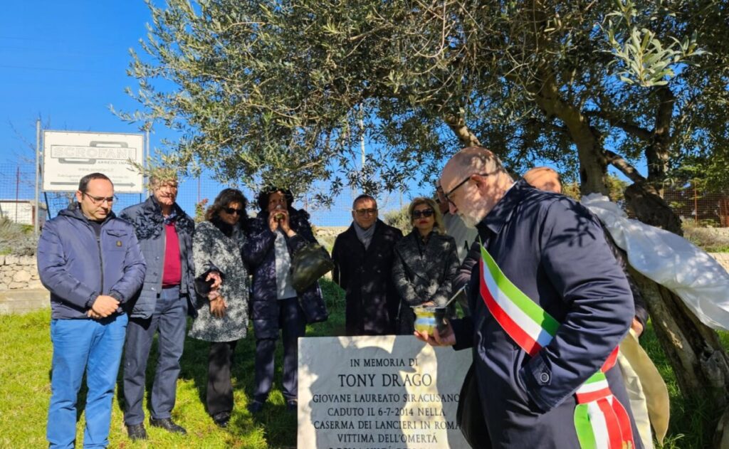 Palazzolo ricorda Tony Drago, svelata una targa in memoria. Il sindaco: “Verità e giustizia”