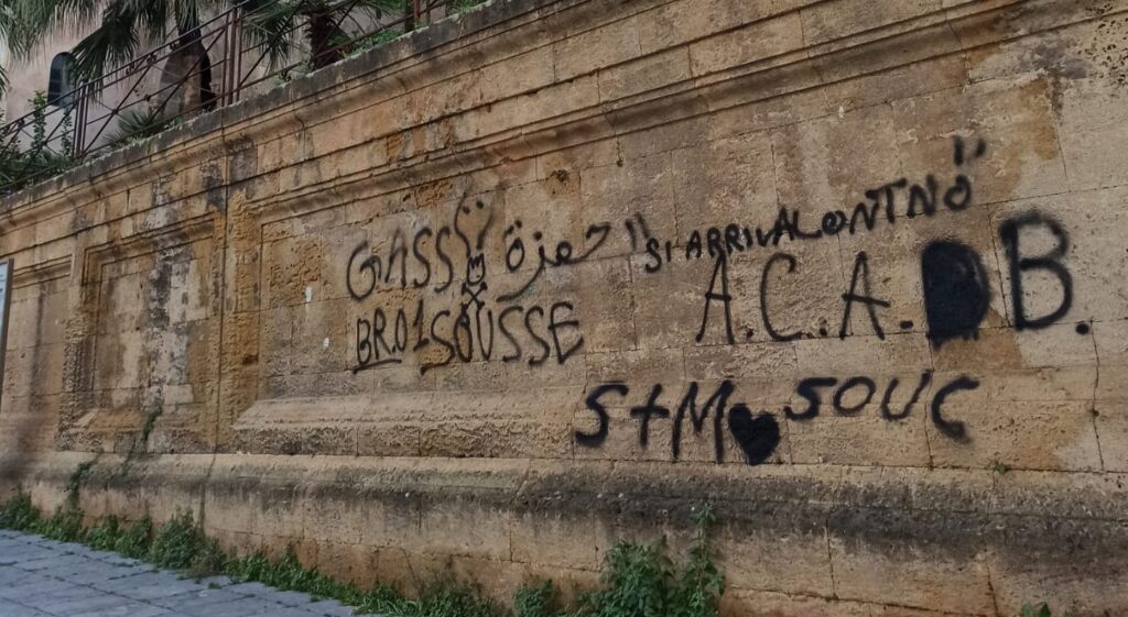 Palermo, imbrattato il muro di piazza Bellini FOTO