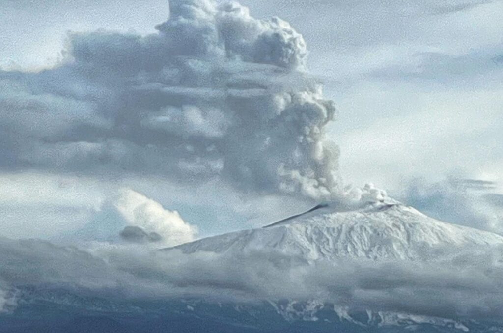 Etna, attività dal cratere di Nord-Est: allerta della protezione civile