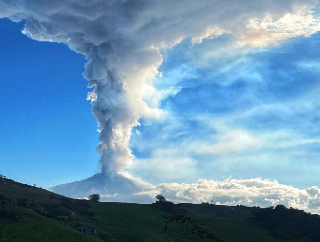 Etna, l’allerta gialla della protezione civile: off limits le zone sommitali
