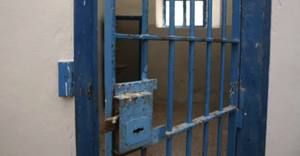 Palermo, scoperto con la droga in carcere: ferisce un agente