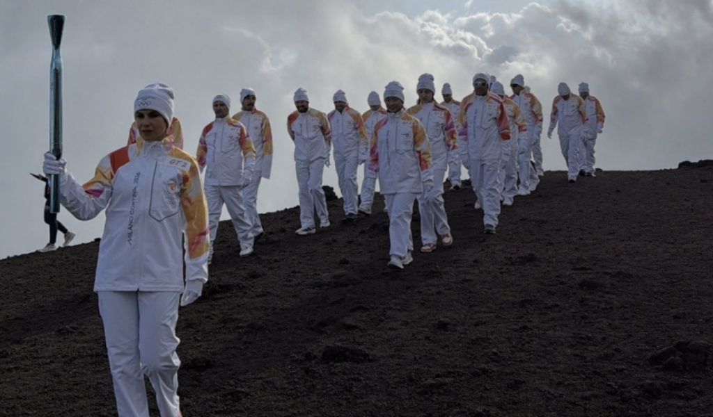La fiamma olimpica tocca l’Etna e arriva a Catania