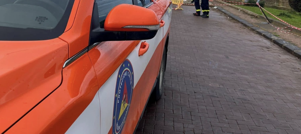 Maltempo, crolla un muro nei pressi del cimitero di Enna