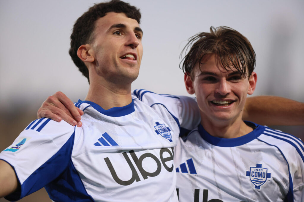 Il Como riprende la sua corsa: 3-0 senza appello al Lecce