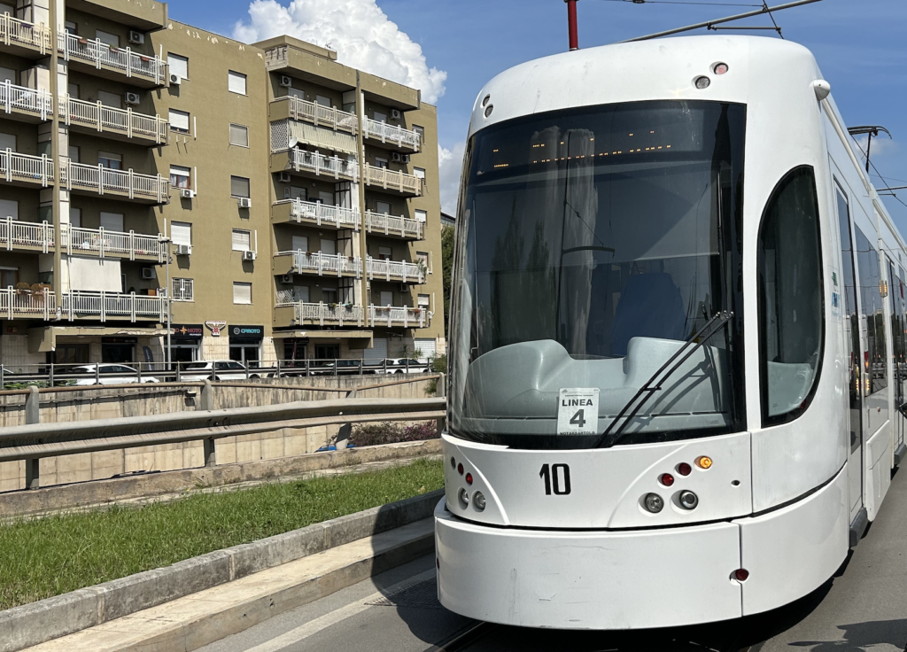 Palermo, armato di coltello sale sul tram e tenta di ferire una donna incinta