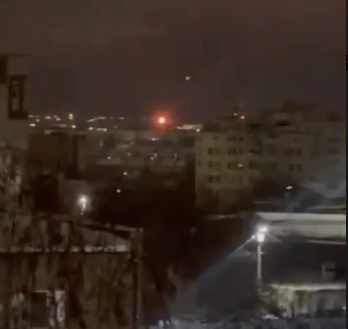 Droni ucraini colpiscono una raffineria russa, blackout a Kherson dopo i raid di Mosca