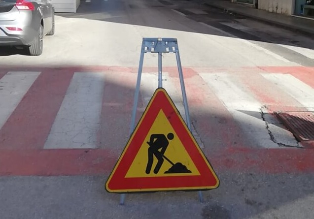 Tombini fuori quota , buche e segnaletica da rifare: il Comune interviene sulla rete stradale