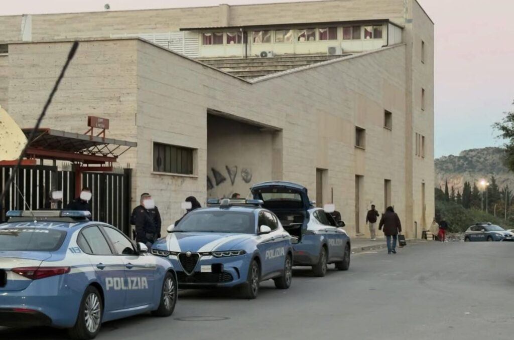 Palermo, un’esplosione e colpi di pistola contro la chiesa allo Zen