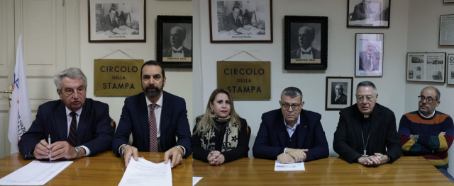 Scambio di auguri natalizi all’Assostampa Messina con il sindaco Basile