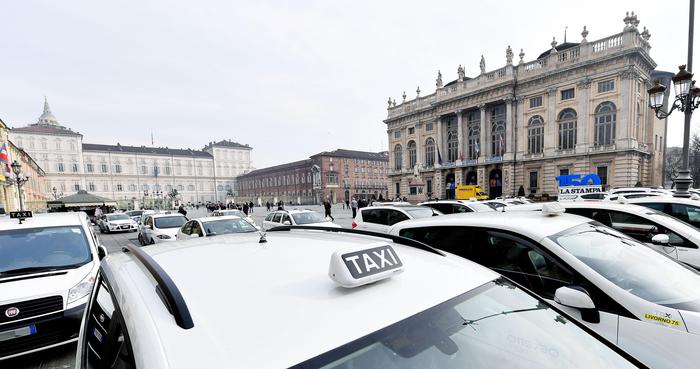 Taxi fermi in tutta Italia, sciopero contro il Governo e l'ingresso di Uber