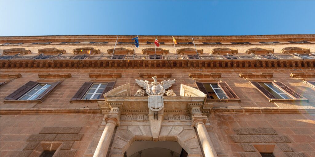 Le deputate all'Ars: «Indecoroso rinviare la norma sulle donne nelle giunte comunali»