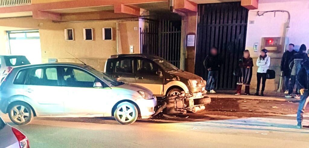 Gela, auto contro scooter in via Recanati. Giovane contuso, traffico in tilt