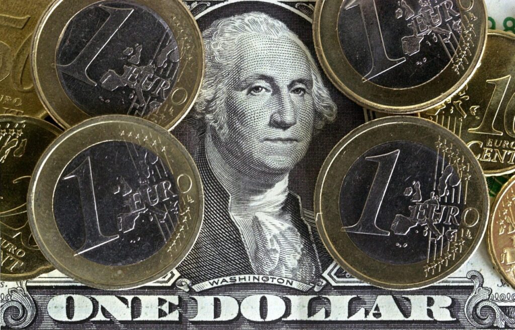 Cambi, l'euro apre in lieve rialzo sopra 1,16 dollari