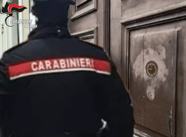 Furto di parti di ottone da un portone a Catania: una denuncia