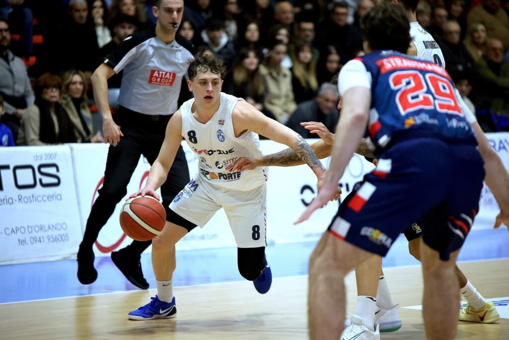 Un’Orlandina rimaneggiata supera la capolista e si siede al tavolo delle grandi