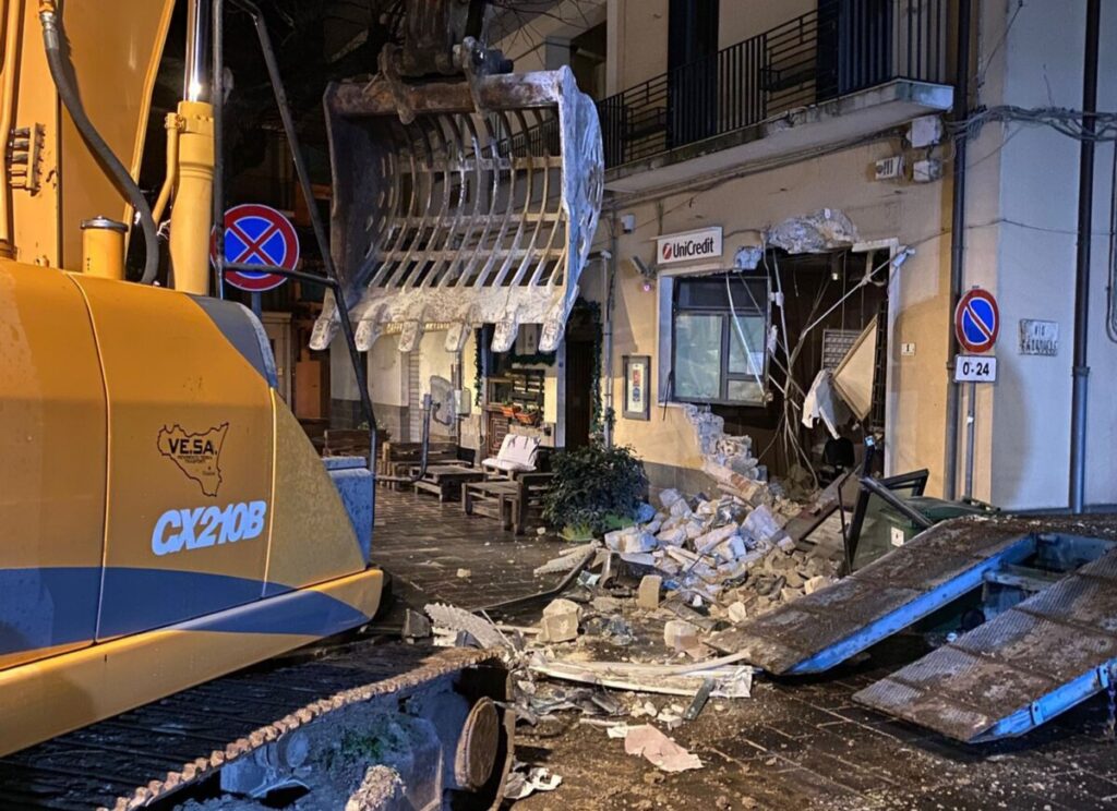 Portano via il bancomat con l’escavatore, il racconto: “In 15 minuti hanno fatto tutto”