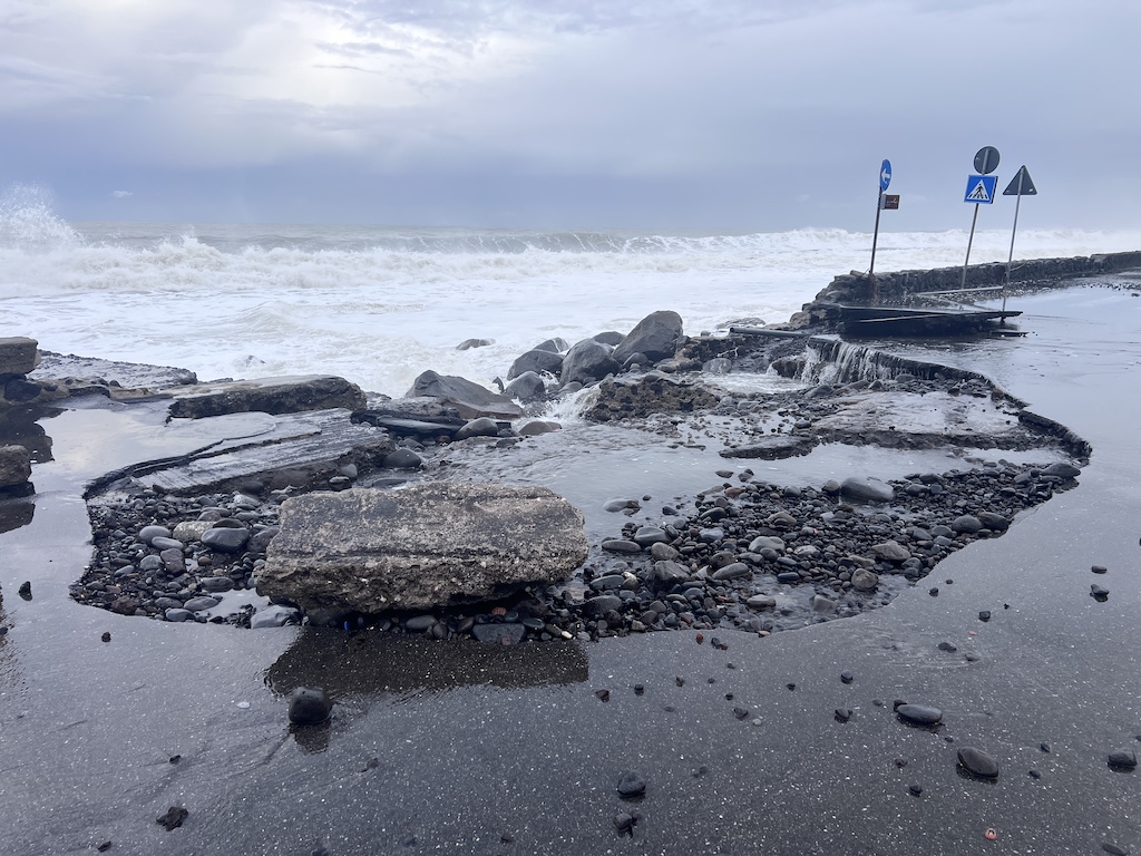 Riposto, lungomare distrutto dal ciclone: “Si intervenga subito”