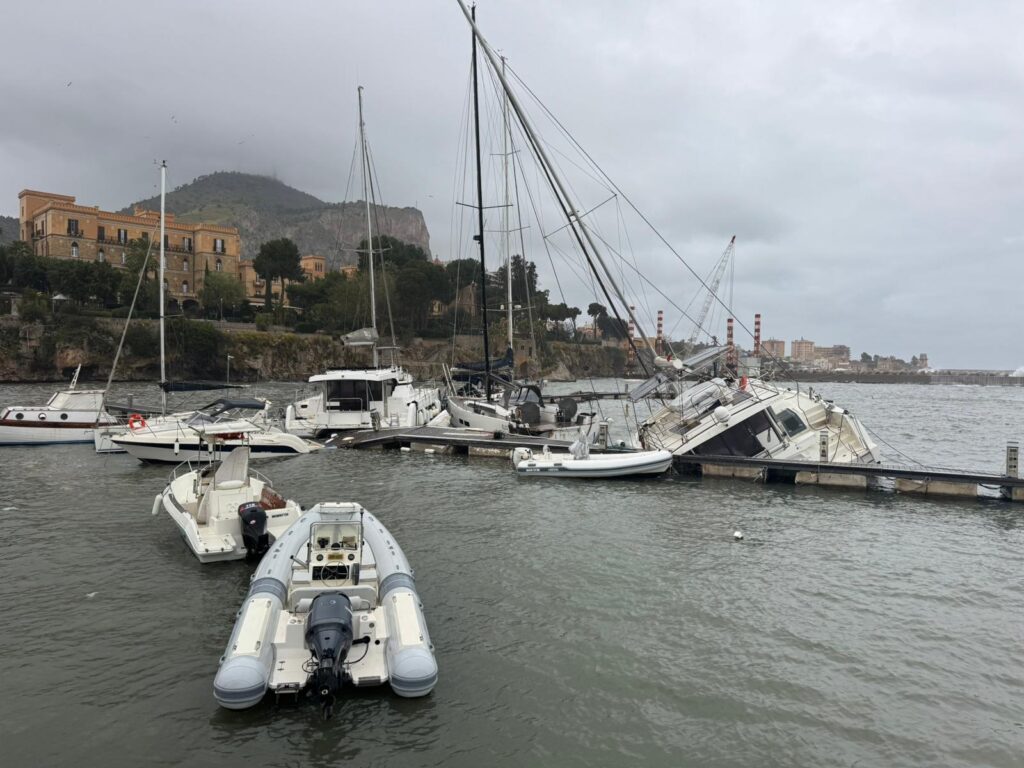 Piogge intense e forti venti: danni anche al porticciolo dell’Acquasanta