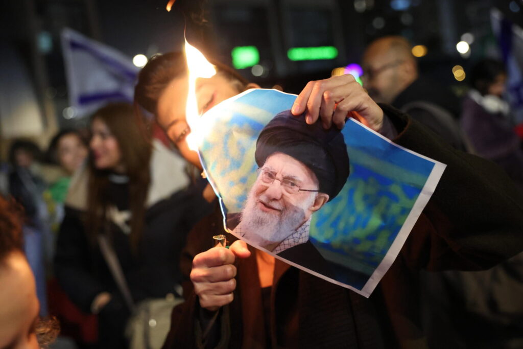 Iran, Trump: «Esecuzioni finite». Ma la minaccia dell'intervento rimane