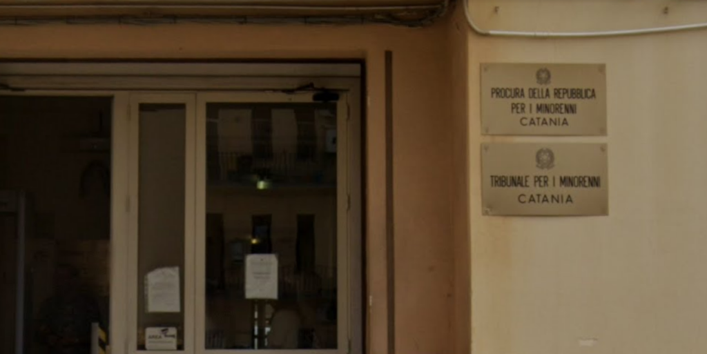 Catania, il video e il bimbo picchiato: sospesa la responsabilità genitoriale