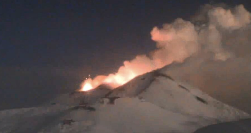 Etna, la colata di lava nella Valle del Bove è ancora attiva
