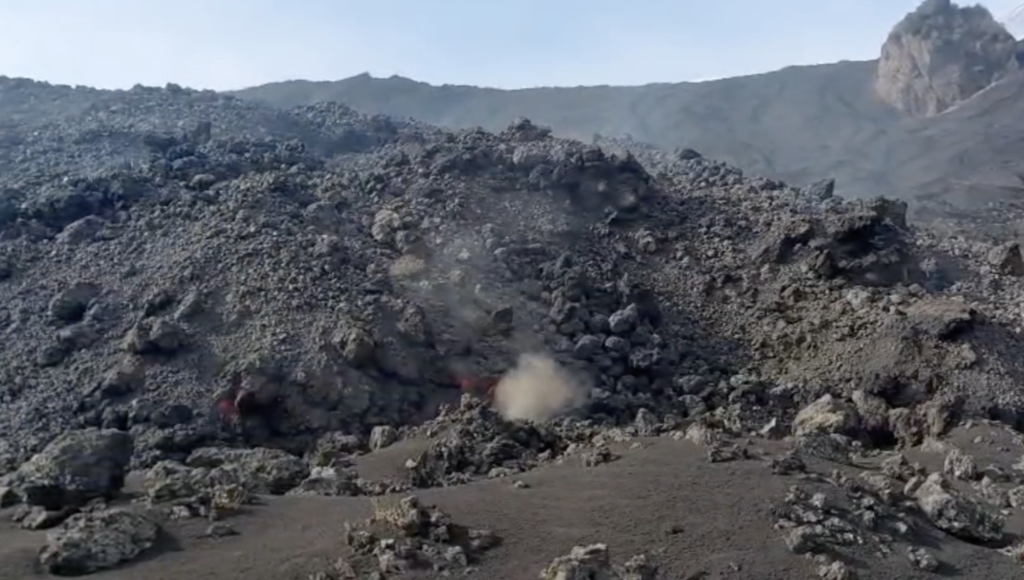 Etna, colata in raffreddamento e fronte lavico fermo a 1.360 metri