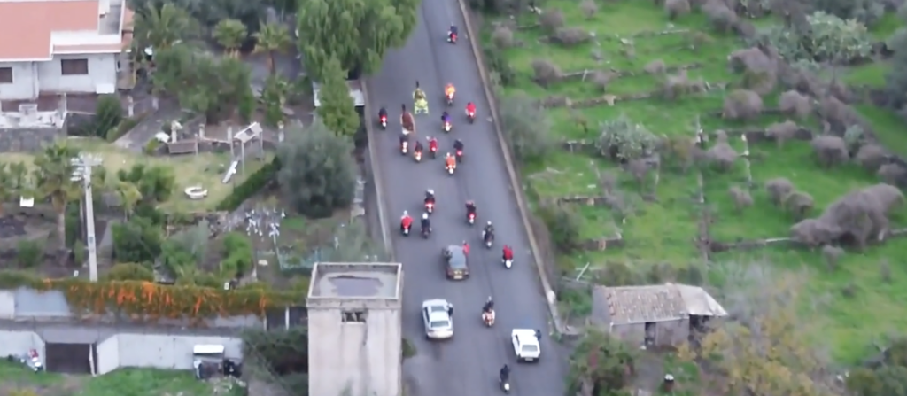 Corsa clandestina filmata e bloccata dalla polizia: 15 denunce VIDEO