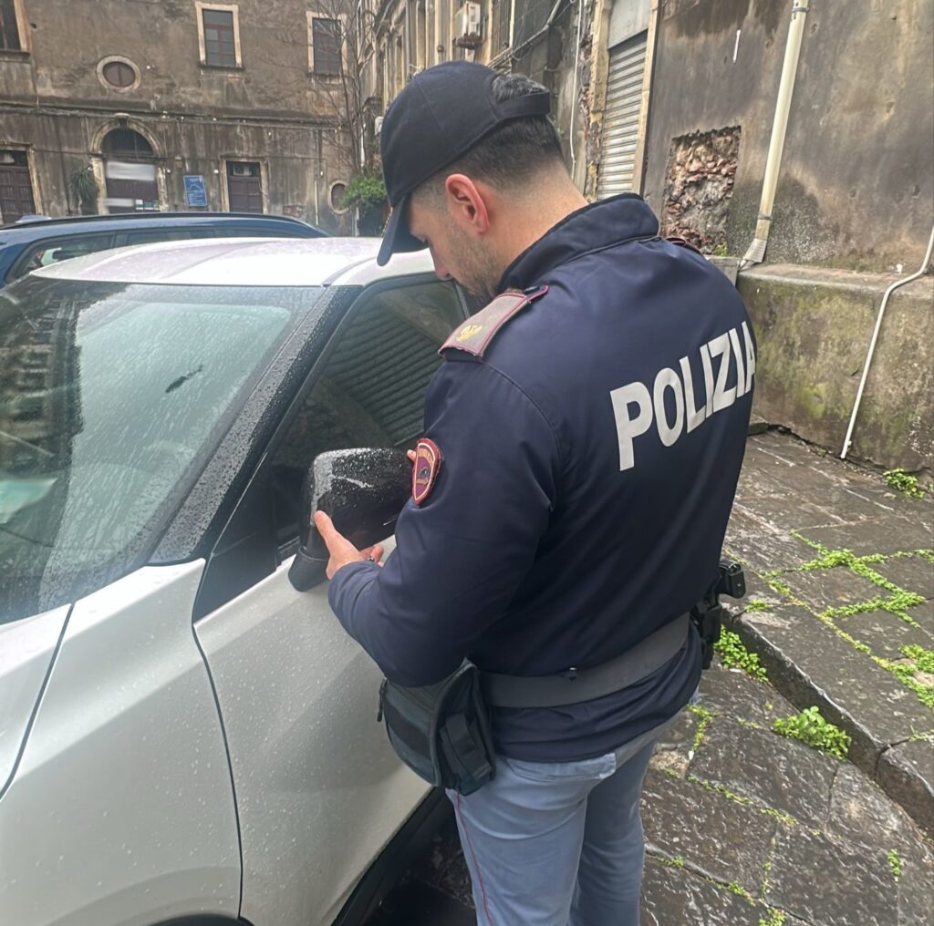 Truffa dello specchietto a un poliziotto: denunciato un 22enne