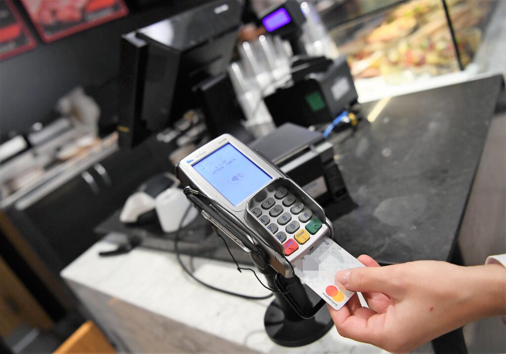 La Cgia: e-commerce verso i 60 miliardi, ma i negozi fisici restano centrali