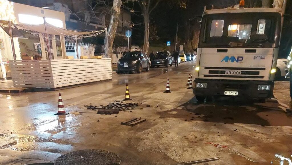 Perdita idrica e voragine in strada: Mondello resta senz’acqua