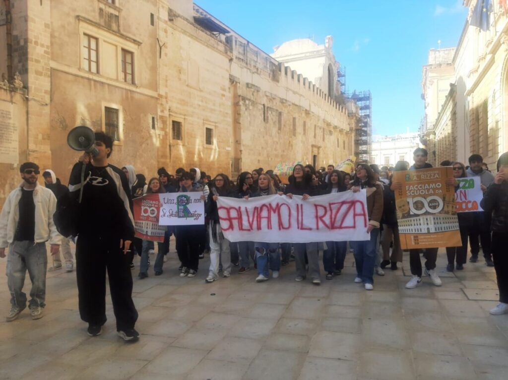 “No al trasferimento dell’istituto  Rizza”: studenti in piazza e sit-in davanti all’ex Provincia