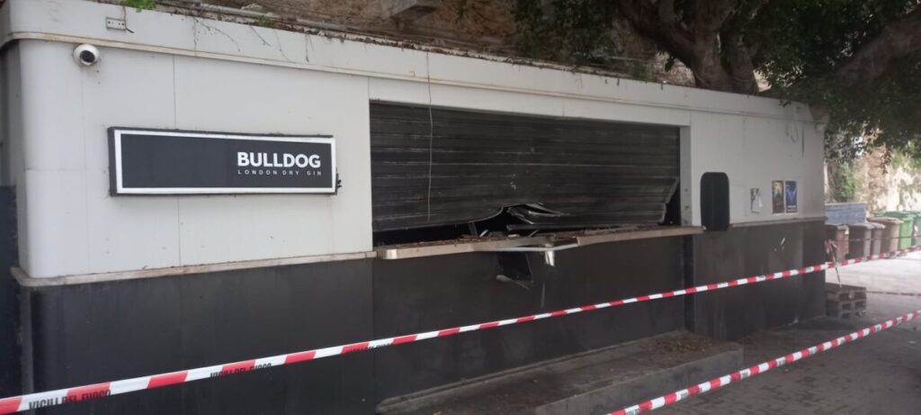 Esplosione nella notte, colpito ancora Borderi nel locale della movida alla Marina