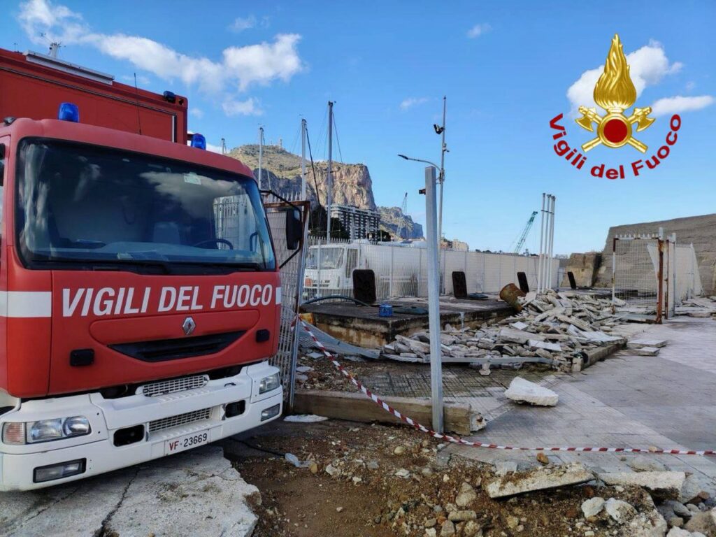 I danni al porticciolo dell’Acquasanta: vigili del fuoco in azione – FOTO