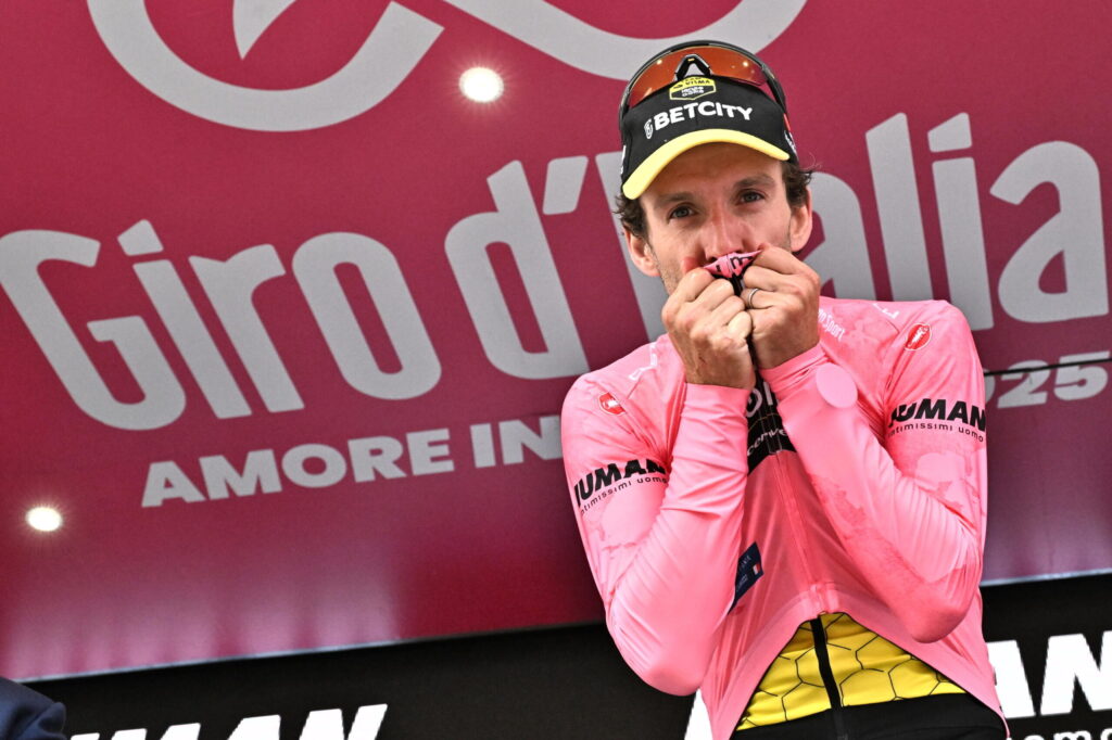 Simon Yates, vincitore dell'ultimo Giro, si ritira: «È il momento giusto»