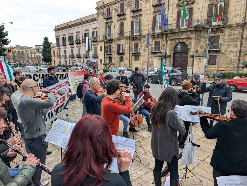 Protesta musicisti della Foss, concerto davanti alla Presidenza della Regione