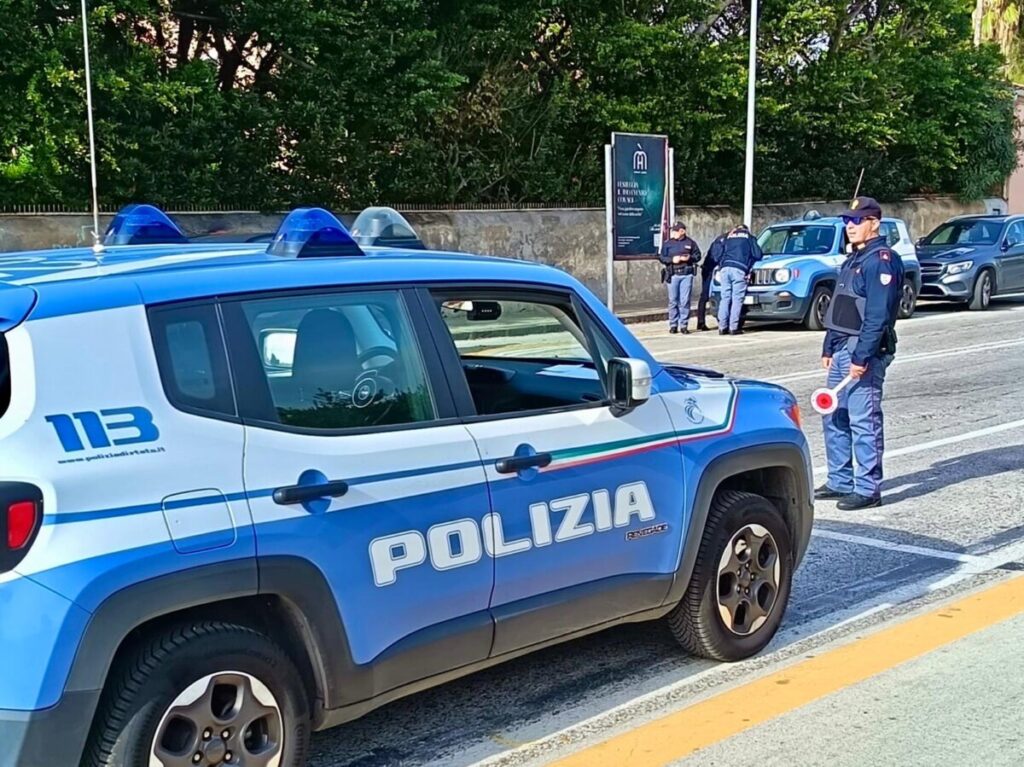 Fine settimana festivo e con avvio dei saldi, più pattuglie e agenti di Polizia su strada