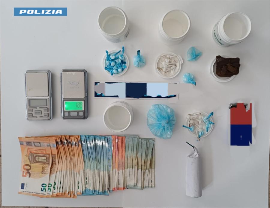 Ordigno rudimentale e droga in casa di un 28enne: scatta l’arresto