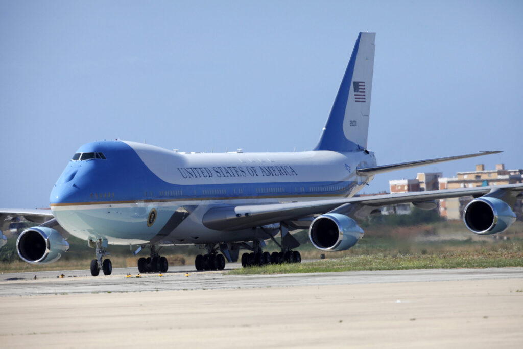 Air Force One diretto a Davos torna indietro per un problema elettrico
